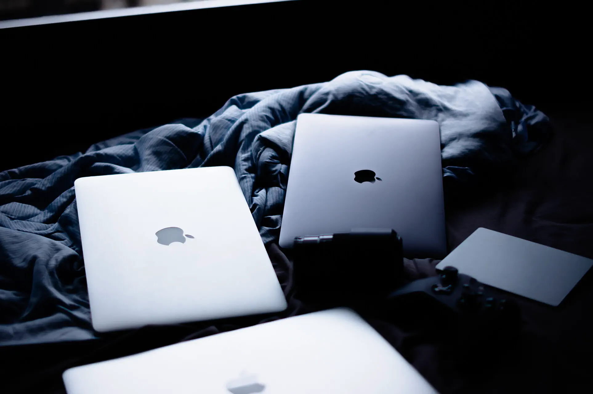 幾年前把東西丟在床上拍的