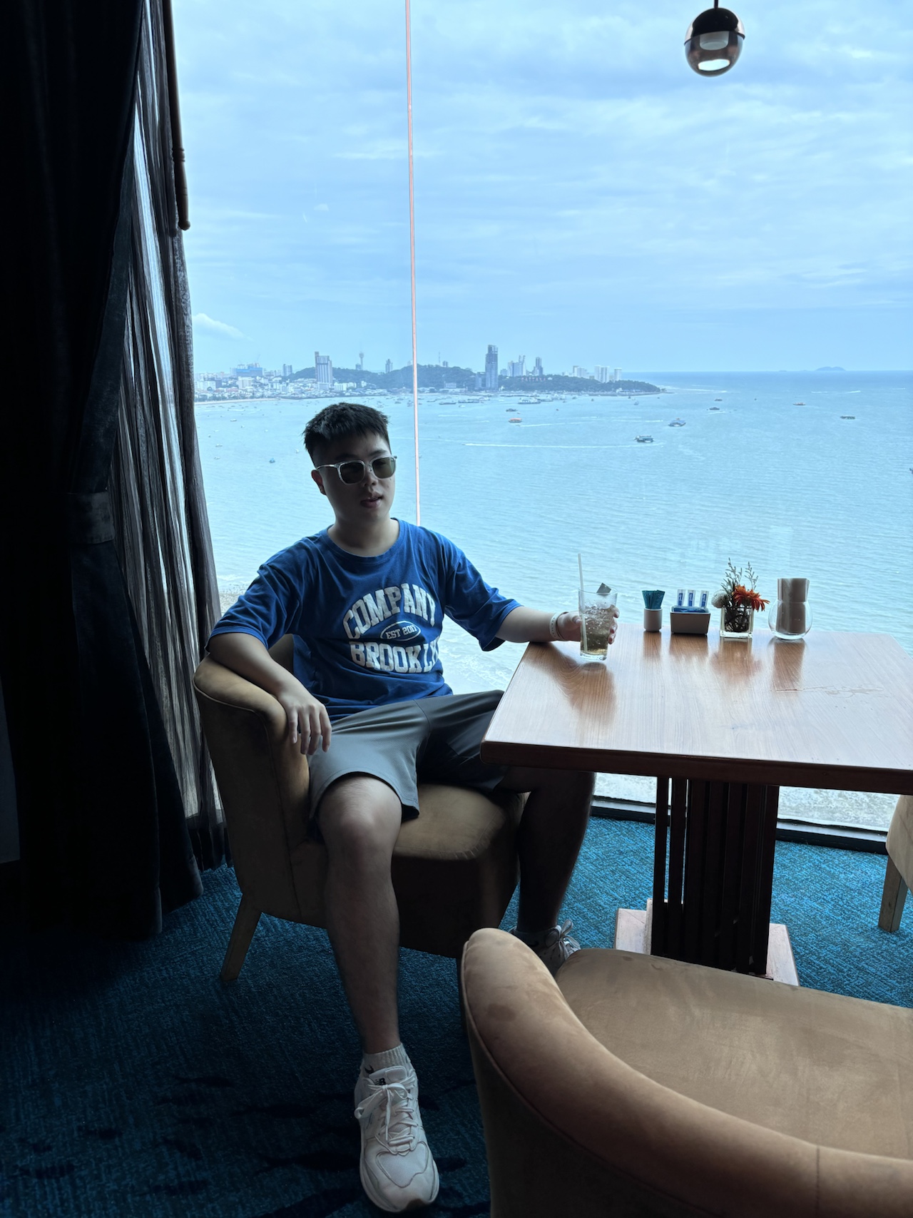 Cape Dara Resort Pattaya 的頂樓 lounge